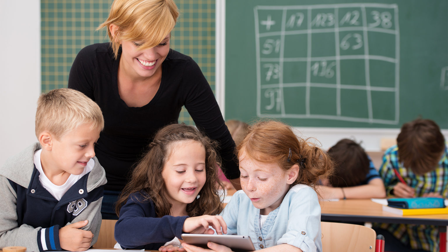 Die kinder gehen. Ученики в классе. Учитель и дети. Учитель и ученик. Преподавание в начальных классах.